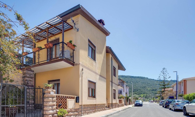 Bosa Marina House | Holiday Home "Paolo e Francesca" with Private Garden, A/C & Wi-Fi