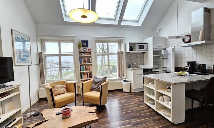 Greetsiel Apartment | Holiday home Pewsum in Greetsiel - cozy holiday home for up to 2 people directly at the harbor with a view of the harbor - pets are welcome.