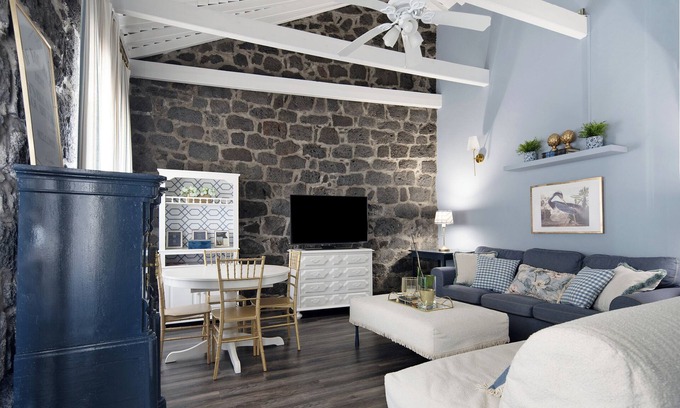 Lajes do Pico House | Holiday Home 'Pico Boutique House' with Mountain View, Shared Pool and Wi-Fi