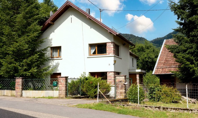 Mittlach House | Holiday Home 'Pipala' with Mountain View, Private Garden and Wi-Fi