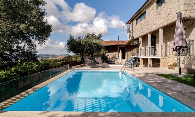 Celorico de Basto House | Holiday Home 'Real De Cima' with Mountain View, Wi-Fi and Air Conditioning