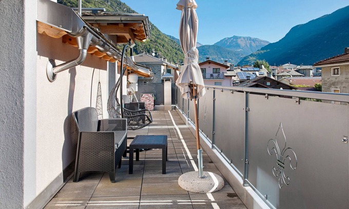 Grosio House | Holiday Home 'Sam Fiamet' with Mountain View, Shared Garden and Wi-Fi