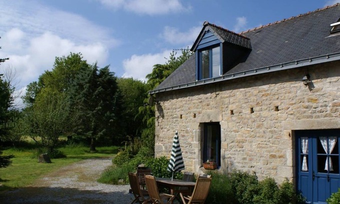 Ploerdut House | Holiday Home 'Topaze - Gîtes De Kerlividic' with Shared Pool, Shared Garden and Wi-Fi