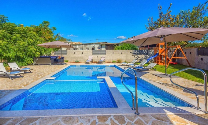 Smilcic Villa | Holiday home Tower with private pool, sauna and quads
