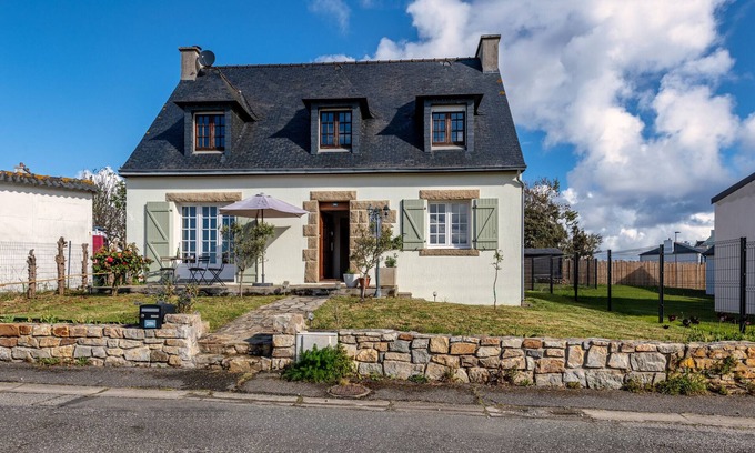 Camaret-sur-Mer House | Holiday Home 'Typenhir' with Private Terrace, Private Garden and Wi-Fi