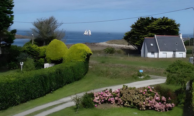 Plouguerneau House | Holiday Home 'Ty Per - Les Gîtes Marins Des Abers' with Sea View, Private Terrace and Wi-Fi