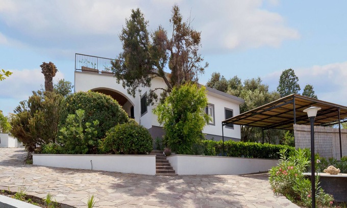 Sarroch House | Holiday Home 'Villa Matteo' with Sea View, Wi-Fi and Air Conditioning