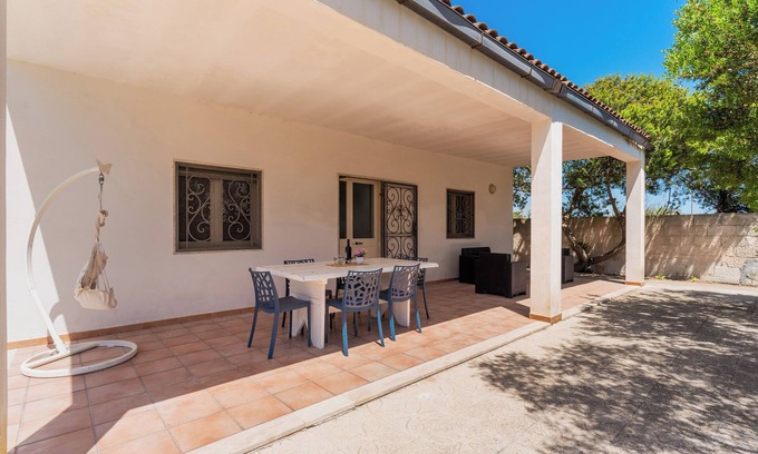 Punta Prosciutto House | Holiday Home 'Villa Iris Punta Prosciutto' with Sea View, Private Terrace and Air Conditioning