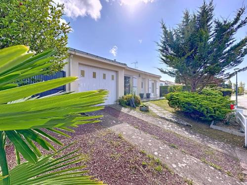 Tharon-Plage House | Holiday Home Villa Labbé by Interhome