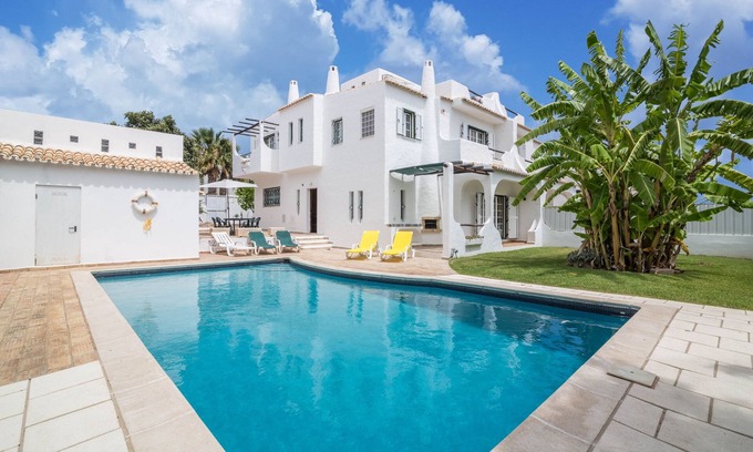 Correeira Villa | Holiday Home "Villa Sunflower Albufeira" with Private Garden, Pool & WiFi