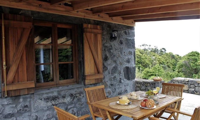 Prainha House | Holiday home "Vinea Lava" with view of the water