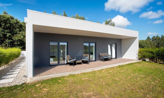 Obidos House | Holiday Home 'Vinha' with Private Terrace, Private Garden and Wi-Fi