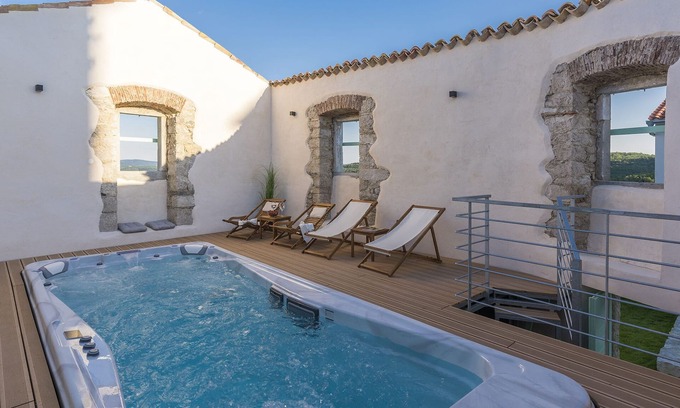 Pican Cabin | Holiday home with roof-pool, sauna and garden in an idyllic location