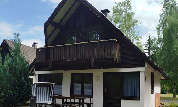 Frielendorf House | Holiday Home 'Wohlfühl-Ferienhaus Am Silbersee' with Lake View, Private Terrace and Wi-Fi
