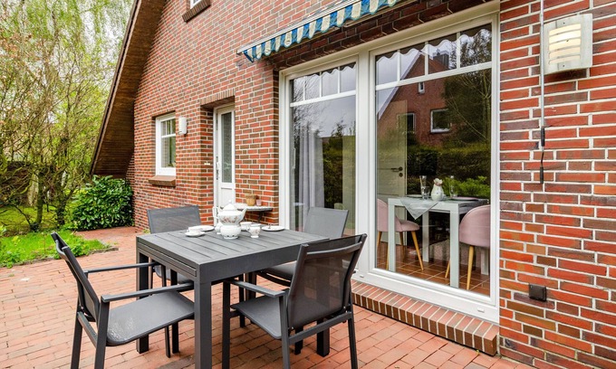Wangerland House | Holiday Home 'Zeit Und Meer Hooksiel' with Private Terrace, Private Garden and Wi-Fi