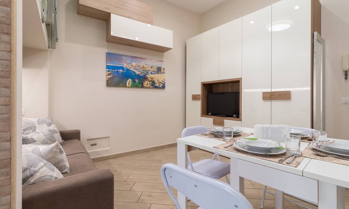 Giovinazzo House | Holiday Home 'Zelda Casa Vacanza' with Balcony, Wi-Fi and Air Conditioning