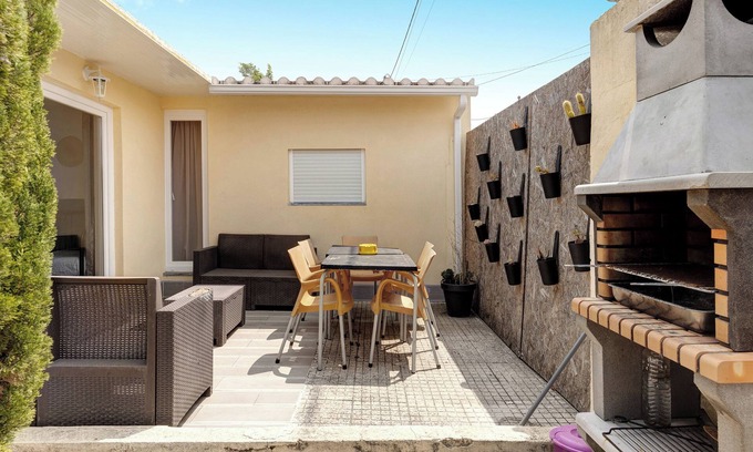 Seixal House | Holiday Home 'Zen Village Azul' with Shared Pool, Wi-Fi and Air Conditioning