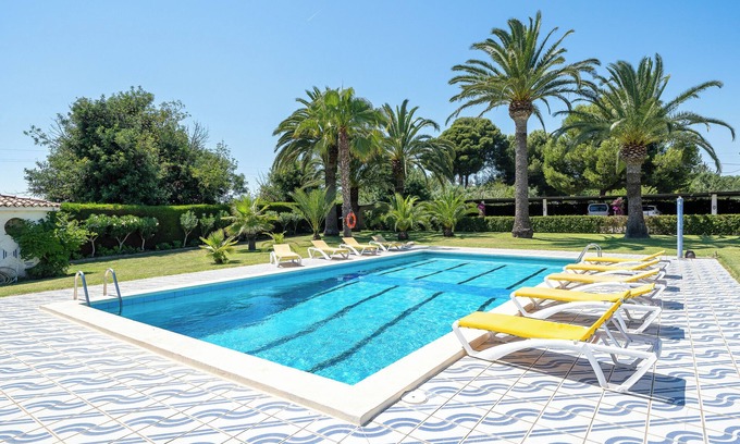 Vilafortuny House | Holiday House Complex Colibri with Shared Pool