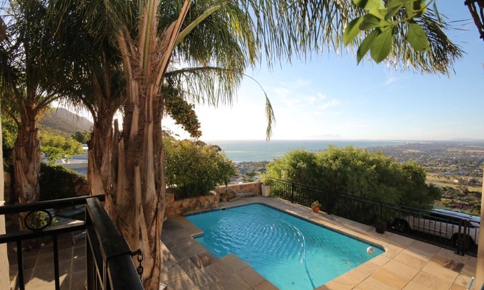 Mountainside House | Holiday house Gordons Bay for 8 - 16 persons with 6 bedrooms - Holiday house