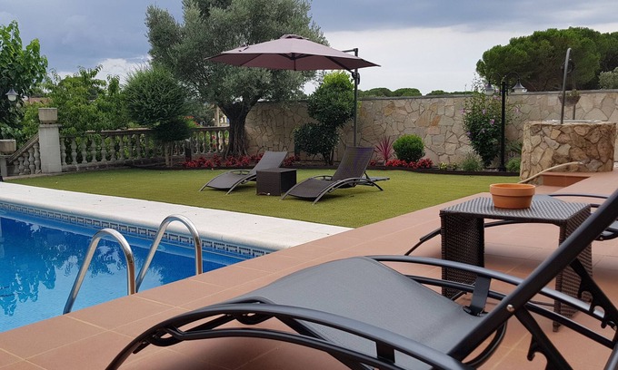 Vidreres House | Holiday house in Vidreres with pool and private basketball court