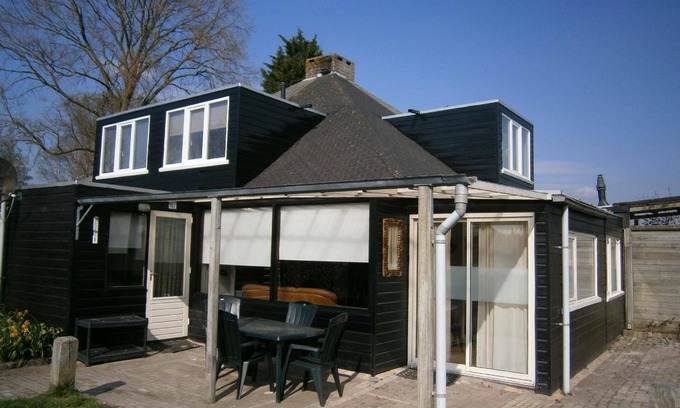 Stavenisse House | Holiday house Stavenisse for 1 - 6 persons with 3 bedrooms - Row house