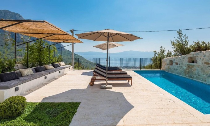 Zaostrog House | Holiday house Zaostrog for 1 - 6 persons with 3 bedrooms - Row house