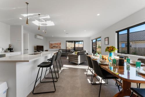 Wharewaka House | Holiday Hub - Taupo