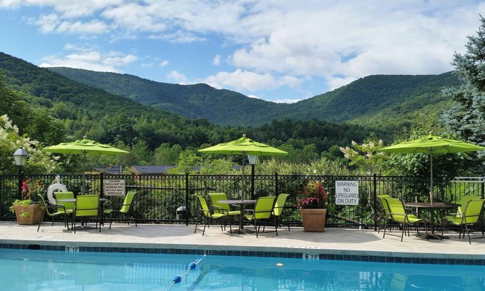 Asheville Hotel | Holiday Inn Asheville East-Blue Ridge PKWY by IHG