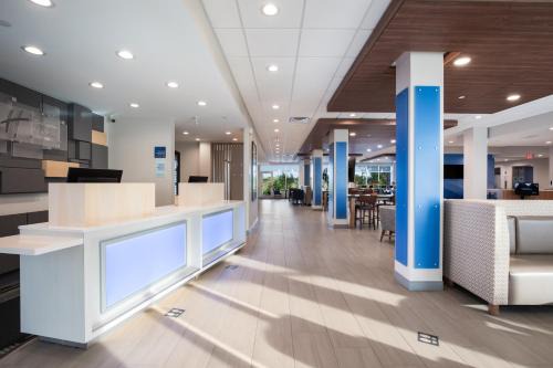 Hoffman Estates Hotel | Holiday Inn Express & Suites Chicago - Hoffman Estates by IHG