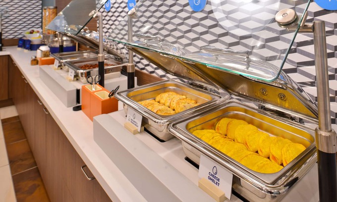 Milton Hotel | Holiday Inn Express Hotel & Suites Lafayette by IHG