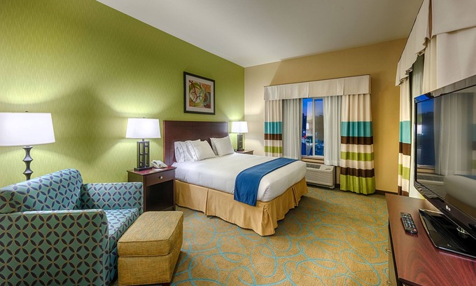Red Bluff Hotel | Holiday Inn Express Hotel & Suites Red Bluff-South Redding by IHG
