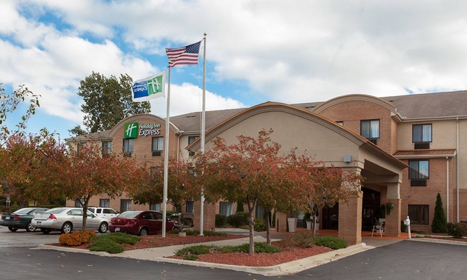 Canton Hotel | Holiday Inn Express Hotel & Suites Canton by IHG