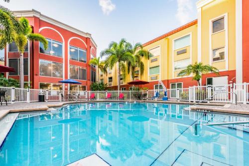Trailer Estates Hotel | Holiday Inn Express Hotel & Suites Bradenton West by IHG