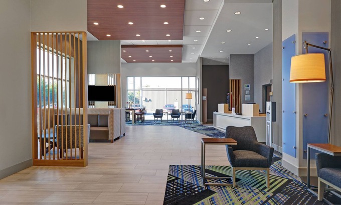 Kingston Hotel | Holiday Inn Express Kingston West by IHG