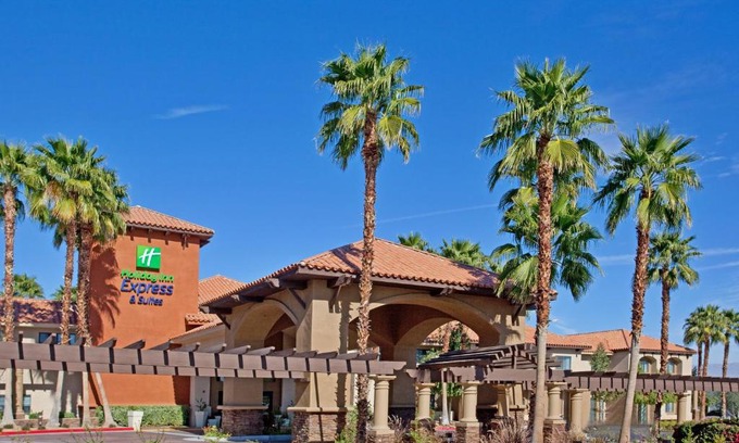 Magnesia Falls Cove Resort | Holiday Inn Express & Suites Rancho Mirage - Palm Spgs Area by IHG