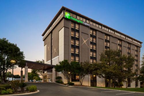 Crownhill Park Hotel | Holiday Inn Express - San Antonio Airport by IHG
