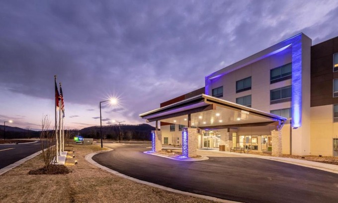 Marion Hotel | Holiday Inn Express & Suites - Marion by IHG