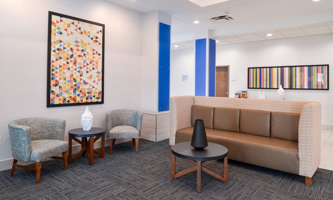 Pueblo Hotel | Holiday Inn Express & Suites Pueblo North by IHG
