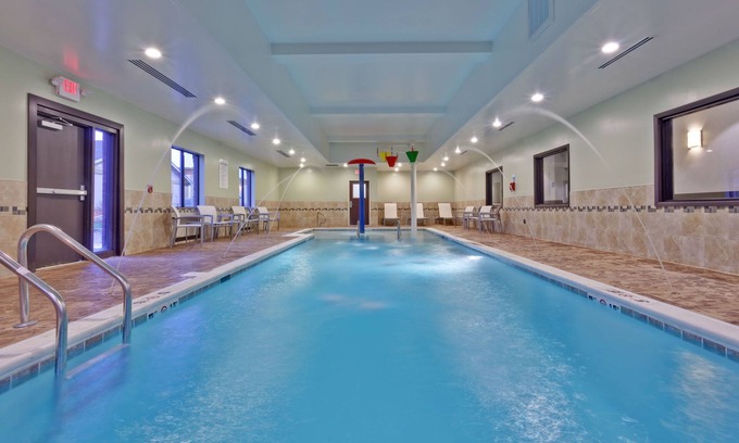 New Philadelphia Hotel | Holiday Inn Express Hotel & Suites New Philadelphia by IHG