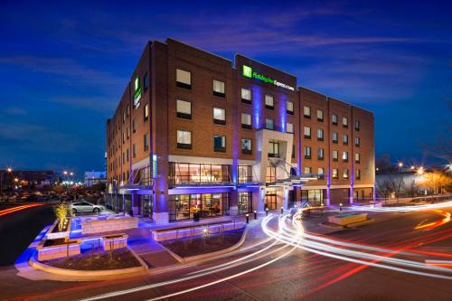 Bricktown Hotel | Holiday Inn Express & Suites Oklahoma City Downtown - Bricktown by IHG