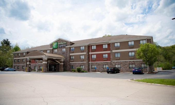 Hurricane Hotel | Holiday Inn Express Winfield - Teays Valley by IHG