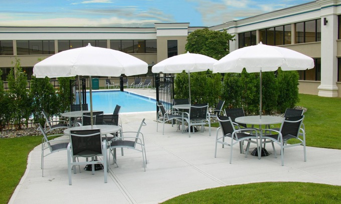 Hazlet Hotel | Holiday Inn Hazlet by IHG