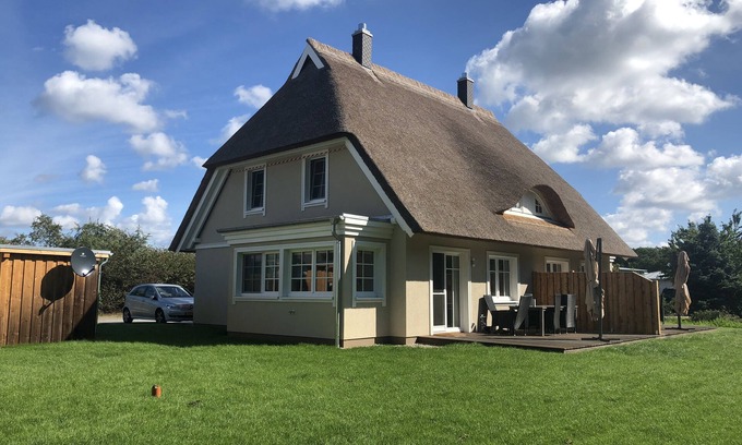 Born auf dem Darss House | Holiday living under thatched roof - 4 bedrooms, 2 bathrooms, large garden and terrace