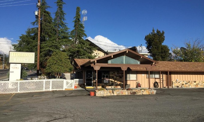 Grass Valley Hotel | Holiday Lodge