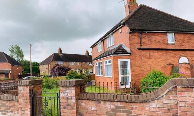 Newcastle-Under-Lyme House | Holiday Plus - New Castle