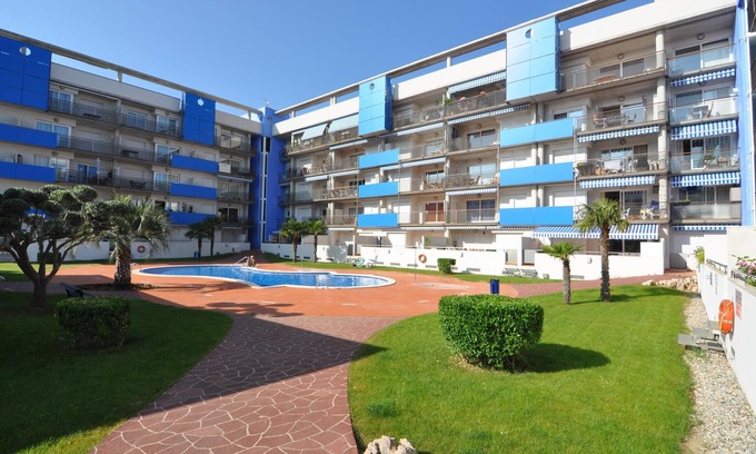 Santa Margarida Apartment | Holiday rental in Roses, Costa Brava: 2-bedroom apartment with terrace and communal pool, 2 km from Santa Margarita beach.