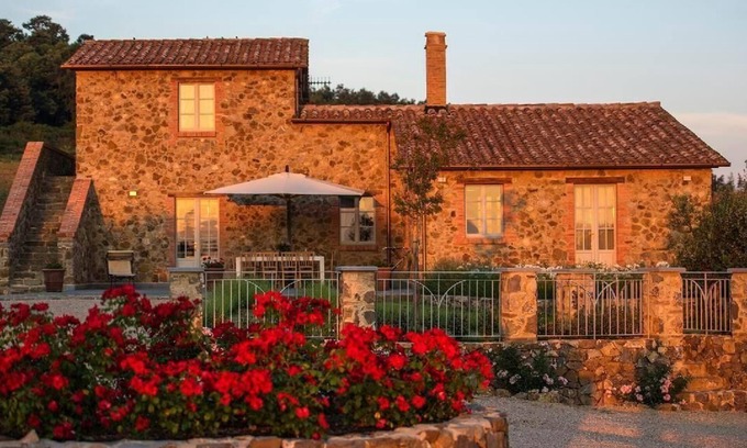 Trevinano House | Holiday villa 'Casale Galli' with its own pool