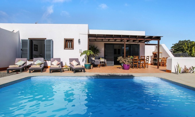 Playa Blanca Villa | Holiday Villa Casa Sultana Close to Beach with Mountain View, Wi-Fi, Terrace & Pool