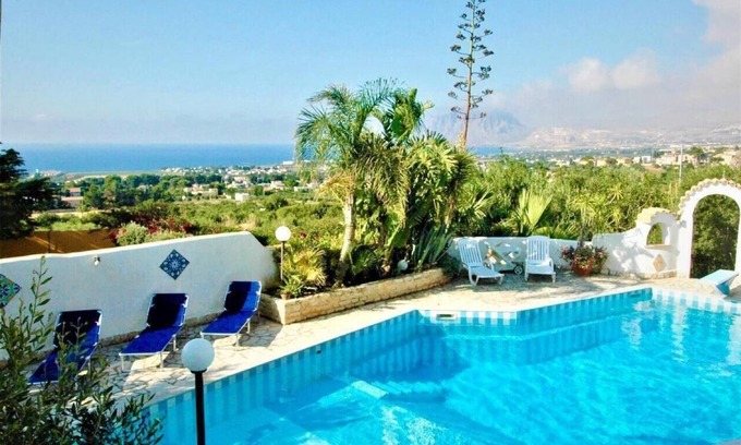 Valderice House | Holiday villa "Le Palme" with own pool