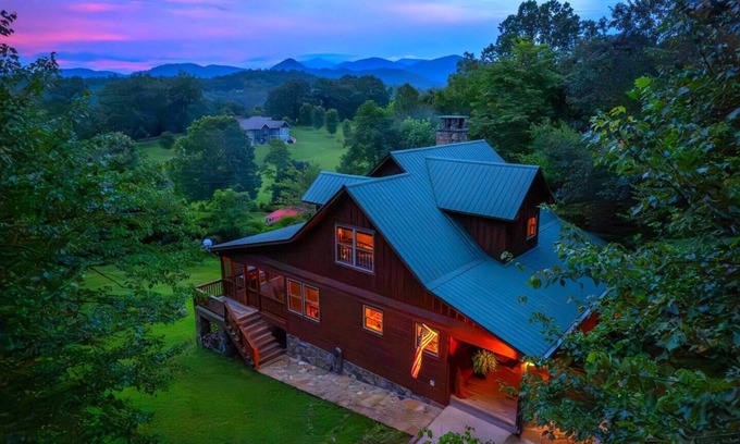 Sylva Cabin | ✨Holidays 25% Off No Fees New Hot Tub Mountain Views WCU 3 mi Sylva 5 mi Fire Pit Mtn Views Lg Screened Porch Swings Families Couples Smokeys Nat'l Park 23mi ✨